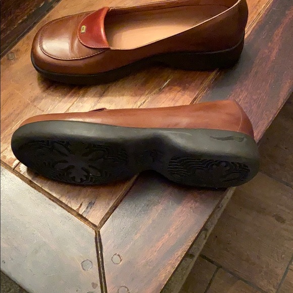 Gently worn Danskin leather clogs size 6.5 - Picture 3 of 3